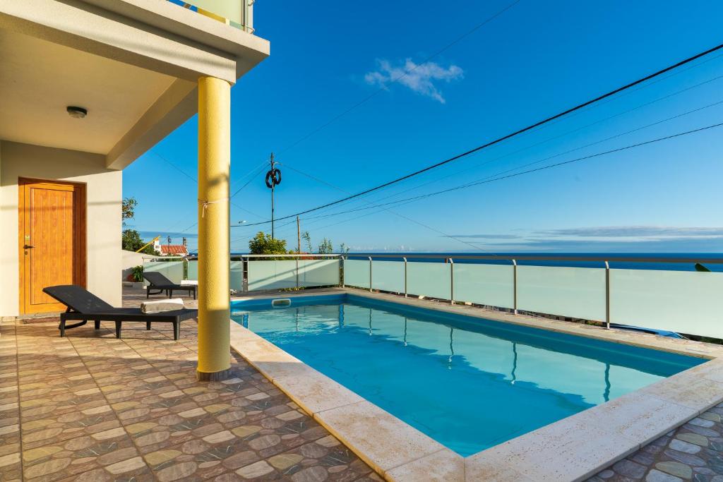 Private pool terrace with ocean view at The Blue Pearl-Villa Paul